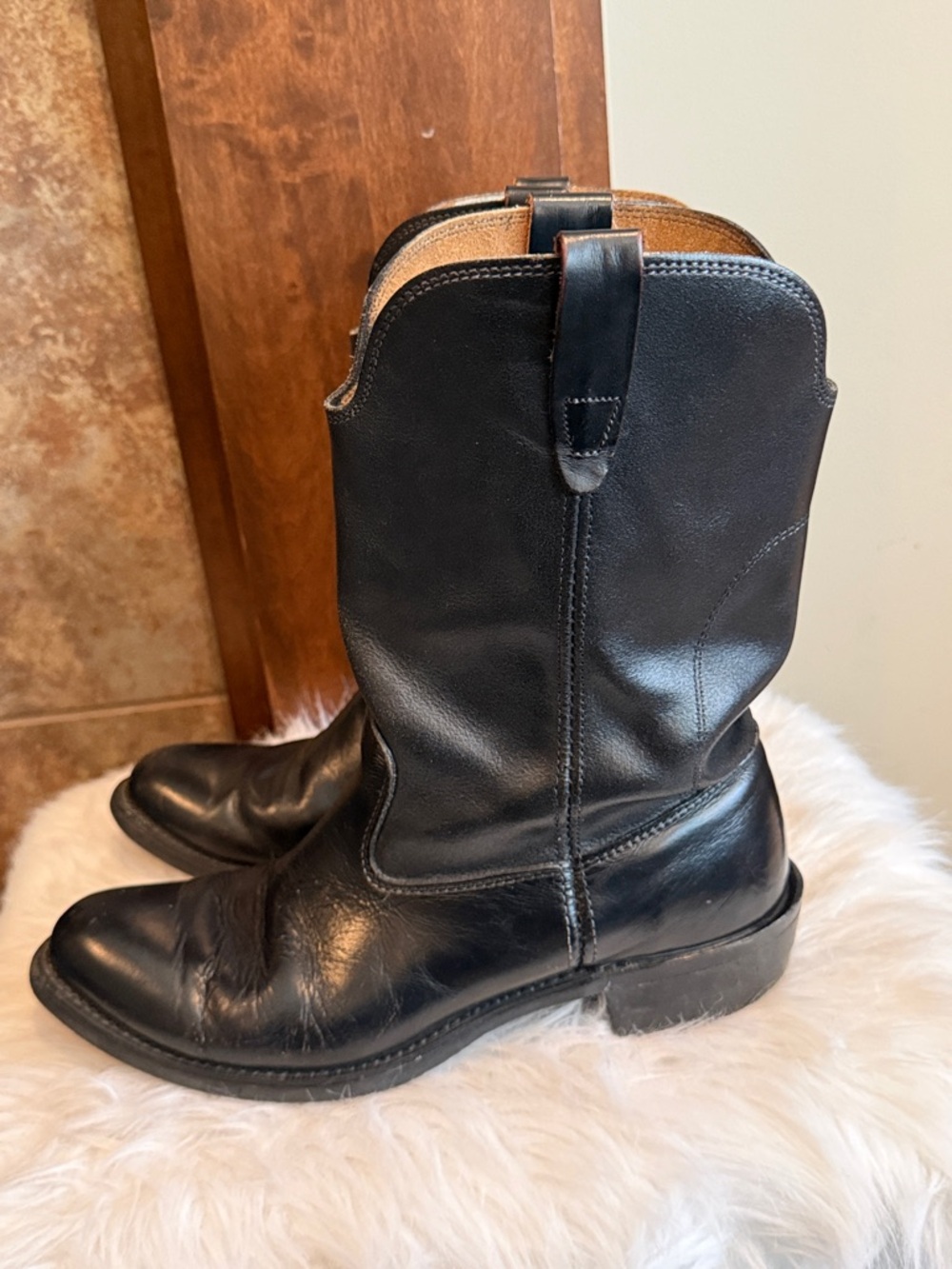 Vintage classic pull on black leather boots Neoprene sole USA made versatile 9